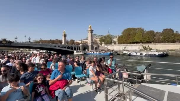 Paris Frankreich 2023 Touristen Genießen Seine Flusskreuzfahrt Gedrängtes Touristenboot Auf — Stockvideo