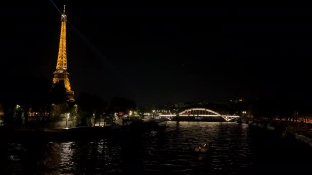 Torre Eiffel Iluminada Por Noche Junto Río Sena Brillo Nocturno — Vídeos de Stock