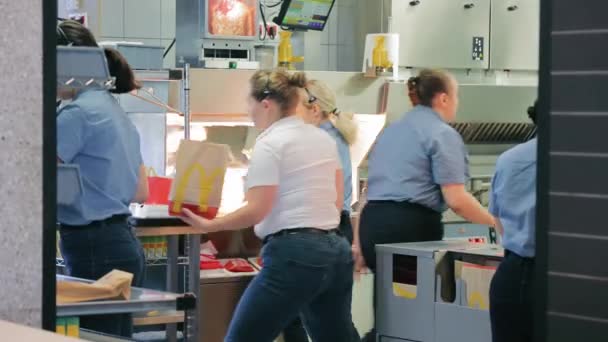 ファストフードフレンジー マクドナルドの舞台裏 ファーストフードのレストランで忙しいシフトの間に均一な喧嘩の従業員 注文の準備 — ストック動画