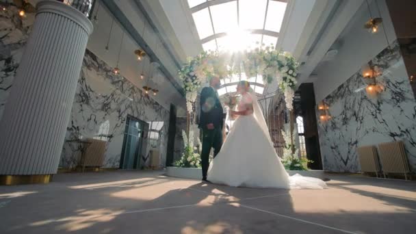 Sonnenbeschienene Gelübde Braut Und Bräutigam Unter Floral Torway Ein Strahlendes — Stockvideo