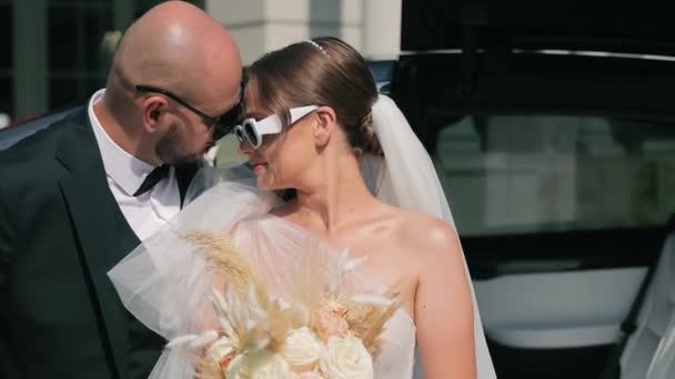 Intiem Moment Bruid Bruidegom Close Met Zonnebril Close Van Een — Stockvideo