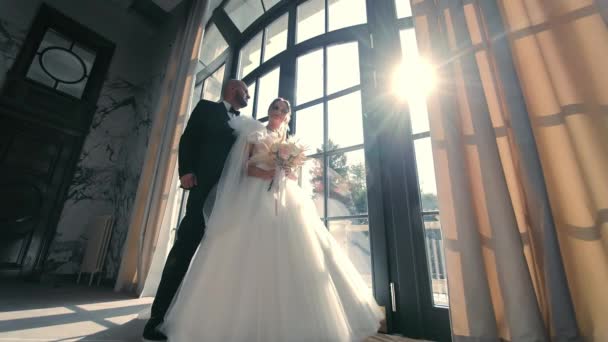 Sluneční Paprsek Svatba Pár Poses Window Elegant Venue Nevěsta Ženich — Stock video