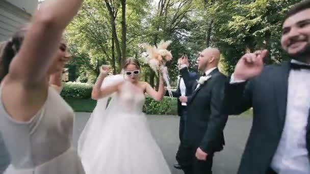 Bröllopsfest Mars Brudpartyt Promenad Med Spänning Brudpartyt Inklusive Bruden Och — Stockvideo