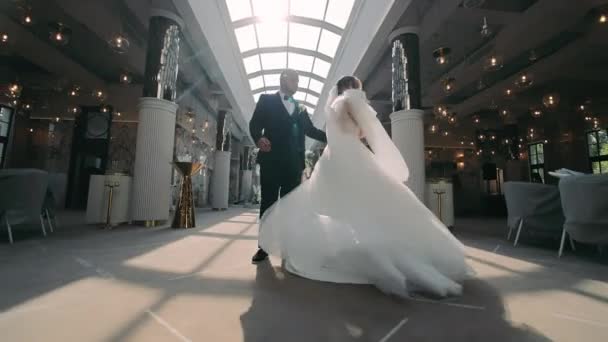 Κομψός Πρώτος Χορός Νύφη Και Γαμπρός Στην Αίθουσα Γάμου Νεόνυμφοι — Αρχείο Βίντεο