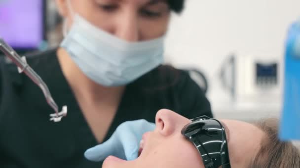 Examen Dental Progreso Primer Plano Procedimiento Dental Con Dentista Paciente — Vídeos de Stock
