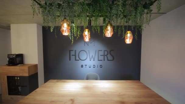 别致的花卉室内工作室 现代室内花卉设计工作室与悬挂灯和树叶 — 图库视频影像