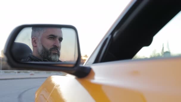 汽车镜子中的歌声反映 一个男人在一辆黄色敞篷车侧镜中激情歌唱的特写反映 — 图库视频影像