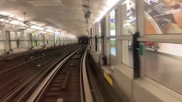 フランス 2023 パリメトロを介してスピード パリの地下鉄駅で列車の動きのぼり — ストック動画