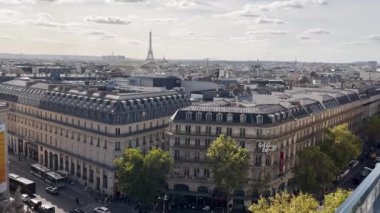 Paris, Fransa 29.09.2023 Eyfel Kulesi ile Paris Panoraması, İkonik Eyfel Kulesi açık bir günde yüksek bir perspektiften çekilen Paris siluetinin ortasında dimdik duruyor.