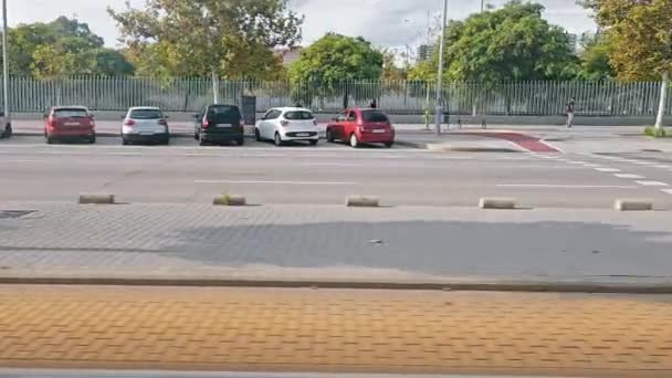 Walencja Hiszpania 2023 Scena Miejska Zaparkowanymi Samochodami Pieszym Parking Miejski — Wideo stockowe