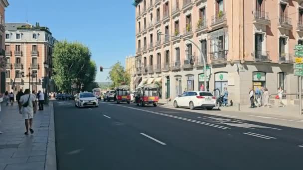 マドリードスペイン 2023 Bustling Madrid City Street マドリードのバスティーストリートコーナー スペイン 都市生活と建築を紹介 — ストック動画