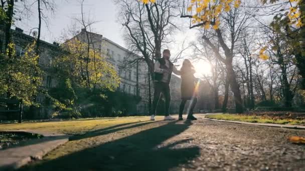 Jesienny Taniec City Parku Para Tańczy Radośnie Pod Jesiennymi Liśćmi — Wideo stockowe