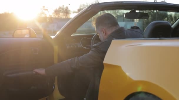Захід Сонця Драйв Кабріолеті Людина Відкриває Двері Кабріолета Автомобіля Під — стокове відео