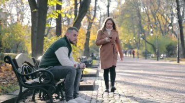 Parkta buluşan kadın, adamın yanından geçerken ona aldırış etmedi.