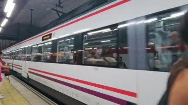 Madrid, İspanya - 28 Ekim 2023 Madrid 'e Hızla Giden Tren: Bir Madrid banliyö treninin içindeki hareketli aktiviteyi görüntüler.