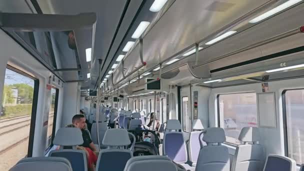 マドリード スペイン 10月 2023 マドリッド現代列車システム マドリードの通勤列車 乗客は列車の迅速な駅出発とは対照的に 毎日の旅を経験する — ストック動画