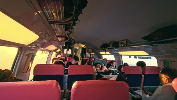 マドリードスペイン 2023 夜通しマドリード バレンシア高速列車に乗って 暖かい夜の光の間にマドリードからバレンシアへの高速列車の旅のために定住 — ストック動画