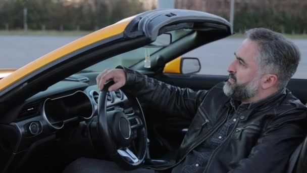 Άντρας Στο Αυτοκίνητο Ένας Ώριμος Άντρας Δερμάτινο Μπουφάν Που Κάθεται — Αρχείο Βίντεο