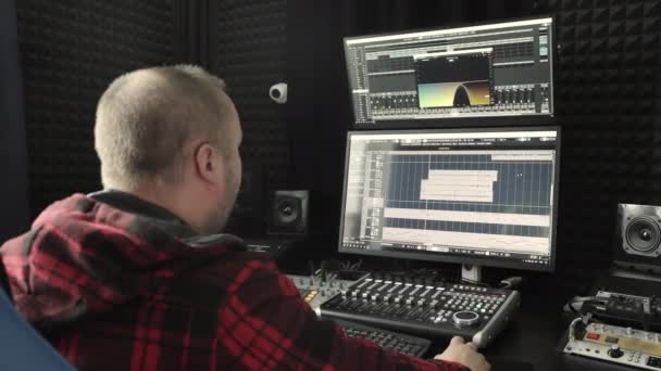 Zvukař Pracující Nahrávacím Studiu Zvukař Flanelovou Košilí Míchá Zvuk Profesionálním — Stock video