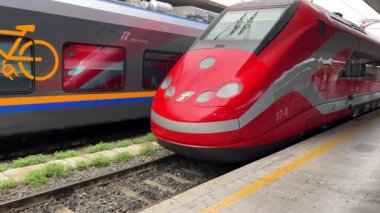 Roma, İtalya 23.02.2024 İtalyan İstasyonunda Yüksek Hızlı Tren, İtalya 'da bir tren istasyonuna park edilmiş kırmızı hızlı trene yakın çekim
