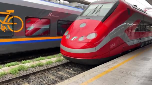 Rzym Włochy 2024 Pociąg Dużych Prędkości Dworcu Włoskim Zbliżenie Czerwonego — Wideo stockowe