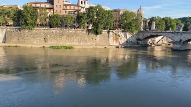 ローマのポンテ ヴィトリオ エマヌエレ2世の風景 バックグラウンドのローマの歴史的建築とテヴェル川を渡るポンテ ヴィトリオ エマヌエレ2世の橋 — ストック動画