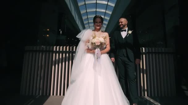 Vidám Menyasszony Vőlegény Elhagyja Épületet Egy Ragyogó Menyasszony Egy Csokorral — Stock videók