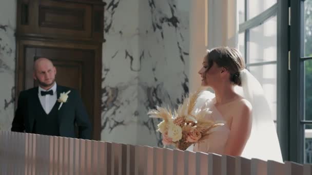 Een Blik Bruid Bruidegom Tijdens Een Fotosessie Het Hotel Een — Stockvideo