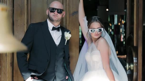 Fröhliche Bräute Hochzeitstag Ein Modisches Brautpaar Posiert Selbstbewusst Mit Sonnenbrille — Stockvideo