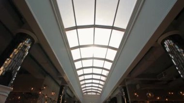Çağdaş mekan Skylight ile modern mekan. Geniş bir tavan penceresinden gelen doğal ışıkla yıkanmış..