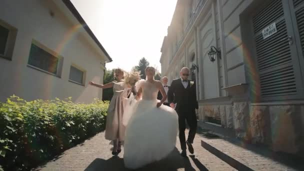 Oyful Wedding Party Running Venue Wesele Święto Bieganie Świeżym Powietrzu — Wideo stockowe