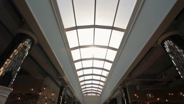 Nowoczesne Wnętrze Venue Świetlikiem Skylight Współczesne Wnętrze Pomieszczenia Skąpane Naturalnym — Wideo stockowe