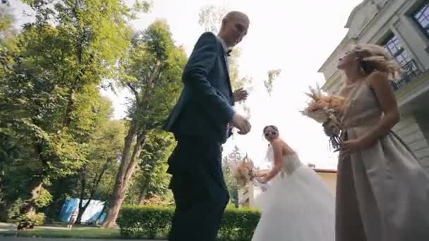 Düğün Salonunun Dışında Kutlama Yapan Neşeli Gelin Partisi Arkadaşlarıyla Dans — Stok video