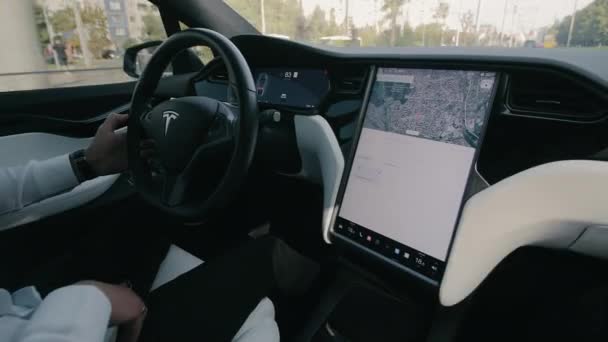 Dusseldorf Jerman 2024 Pengusaha Mengemudi Electric Car Tesla Model Pria — Stok Video