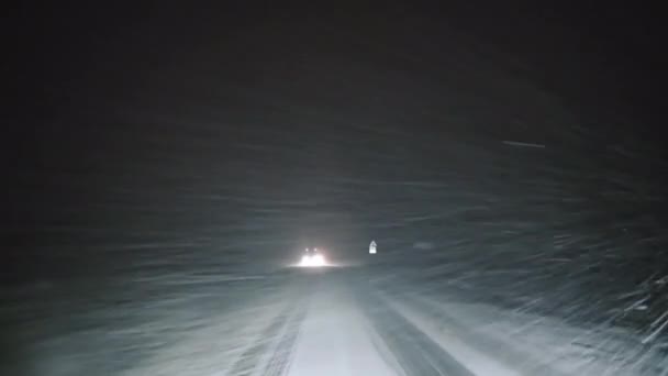 Gece Araba Farlarında Karlı Yol Gece Kar Fırtınası Sırasında Arabanın — Stok video