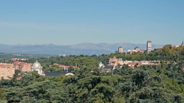 Madrid Dağları, Madridlerin panoramik manzarası orman önplanı ve dağ zeminiyle yükselişte.