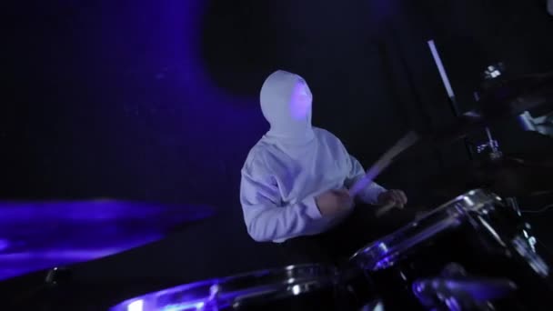 무대에서 드러머 빛으로 둘러싸인 드럼을 연주하는 후디의 신비한 — 비디오
