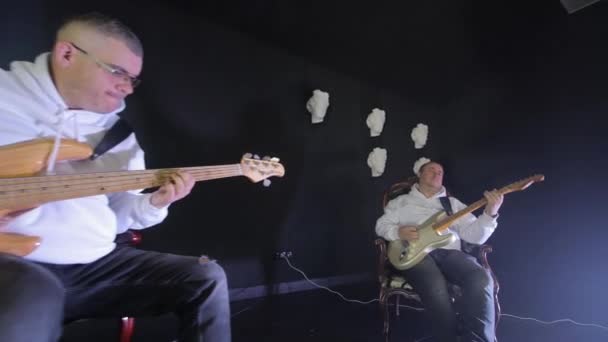 Ensayo Banda Con Bajistas Guitarristas Músicos Tocando Bajo Guitarras Eléctricas — Vídeo de stock