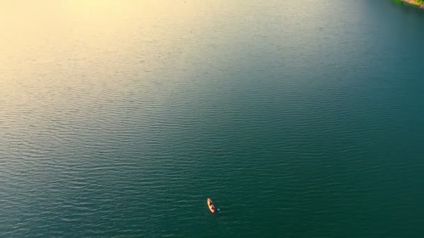Вид Воздуха Одинокая Лодка Спокойное Озеро Одинокая Лодка Плавает Спокойной — стоковое видео