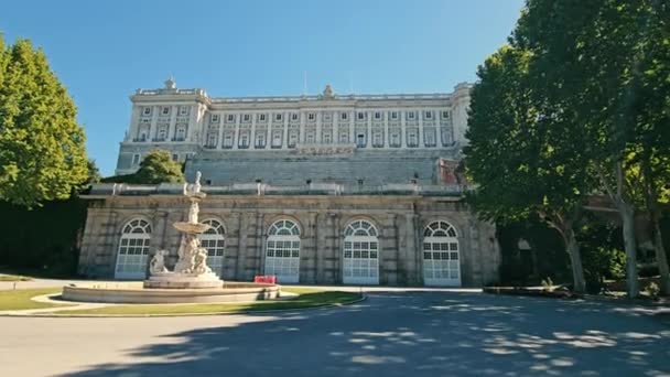 雄伟的马德里王宫 俯瞰着马德里王宫的全景 游客也在前头 — 图库视频影像