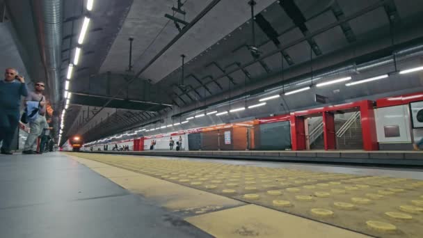Modern Train Madrid Station Rød Hvid Tog Ankommer Til Underjordisk – Stock-video