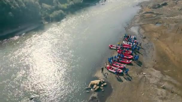 Aerial View Rafting Felkészülés River Shore Csoport Szarufák Felkészülés Hajóikat — Stock videók