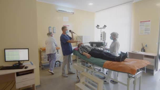 乌克兰Kyiv医疗小组实施支气管镜检查程序 Bronchoscopy Procedure 医疗小组对医院病房的病人实施支气管镜检查 — 图库视频影像