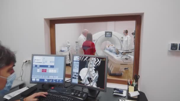 Ukrayna Kyiv 2024 Tıbbi Teknisyen Tomografiyi Izliyor Sağlık Uzmanı Bir — Stok video
