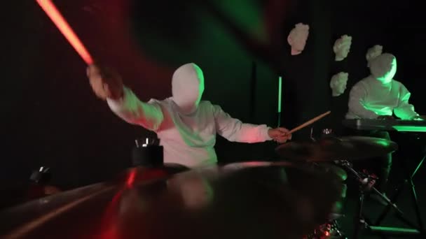 Illuminated Drummer Performance Ein Schlagzeuger Mit Kapuze Über Dem Gesicht — Stockvideo