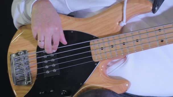 Basszusgitárosok Kéz Kézben Akció Közelkép Egy Basszusgitáros Kézzel Tépte Húrok — Stock videók