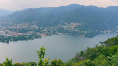Como Gölü 'nün panoramik manzarası. Como Gölü ve çevresindeki İtalyan köyü manzarası..