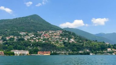 Como 'nun görkemli Lakeside Kasabası, Comos' un göl kenarındaki yemyeşil yamaçtaki renkli evlerden görüntüler.