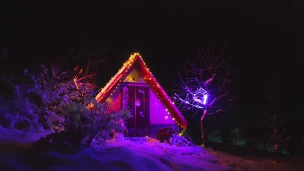 Cabina Iarnă Santa Clauss Este Iluminată Culori Diferite — Videoclip de stoc