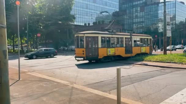 Малан Італія 2024 Іконопис Міланський Трамвай Сучасних Вулицях Історичний Жовтий — стокове відео